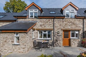Outdoor dining - 2 Bed in Ponthirwaun (oc-c33293) (Ponthirwaun)