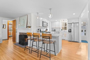 Private kitchen - Coastal comfort near beaches and walking distance to Harwich Port! (Harwich)
