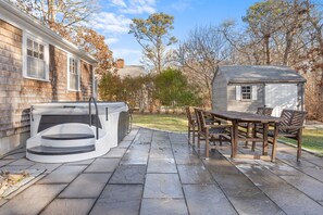 Outdoor dining - Coastal comfort near beaches and walking distance to Harwich Port! (Harwich)