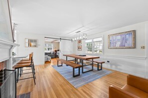 Dining - Coastal comfort near beaches and walking distance to Harwich Port! (Harwich)