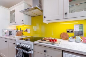 Oven, dishwasher, highchair, cookware/dishes/utensils - 3 Bed in Ponthirwaun (oc-t33294) (Ponthirwaun)