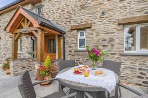 Outdoor dining - 3 Bed in Ponthirwaun (oc-t33294) (Ponthirwaun)