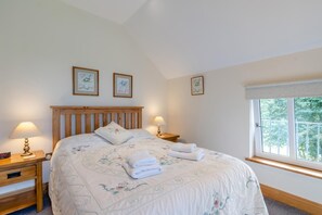 Travel crib, free WiFi, bed sheets - 3 Bed in Ponthirwaun (oc-t33294) (Ponthirwaun)