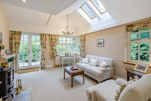 TV, fireplace - 3 Bed in Comrie (oc-e33307) (Comrie)