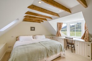 3 bedrooms, iron/ironing board, travel cot, free WiFi - 3 Bed in Comrie (oc-e33307) (Comrie)