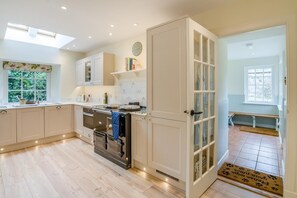Oven, dishwasher, high chair, cookware/dishes/utensils - 3 Bed in Comrie (oc-e33307) (Comrie)