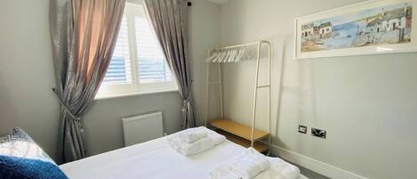 WiFi (無料)、ベッドシーツ