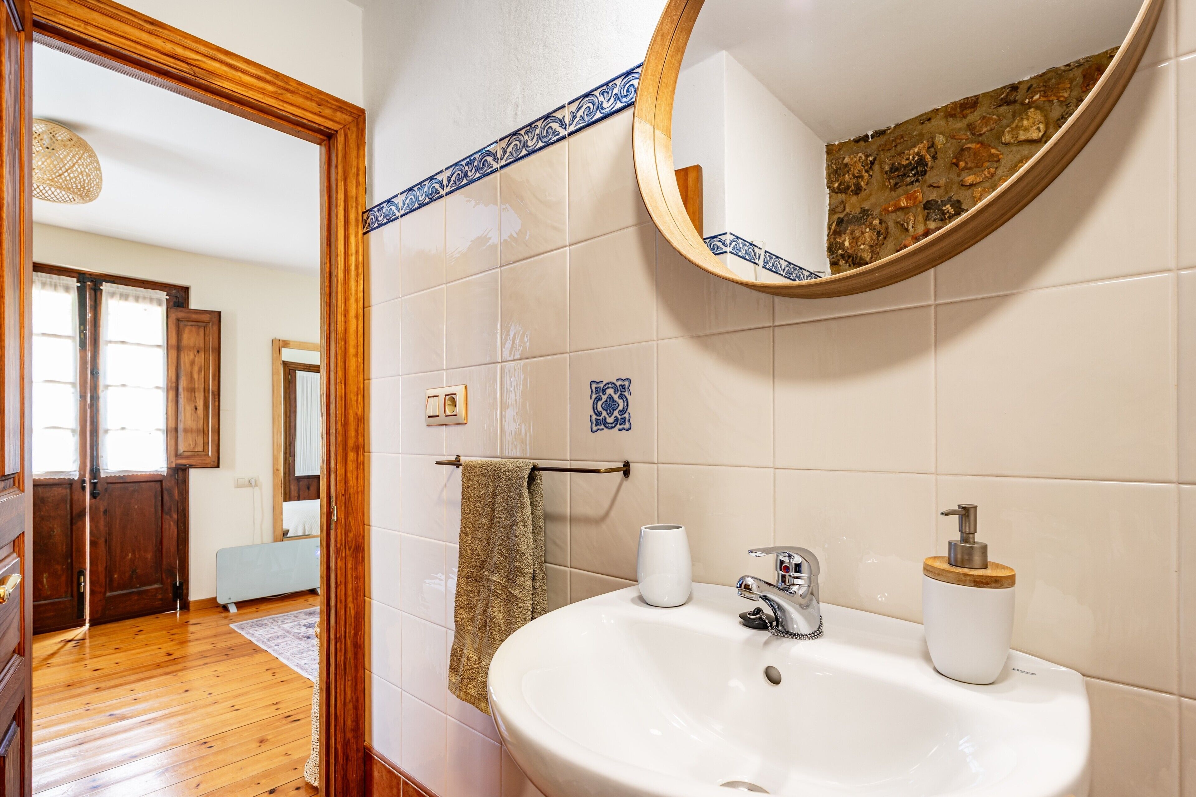 Douche, sèche-cheveux, serviettes fournies