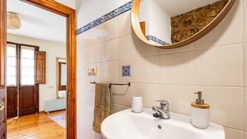 Bruser, hårtørrer, håndklæder