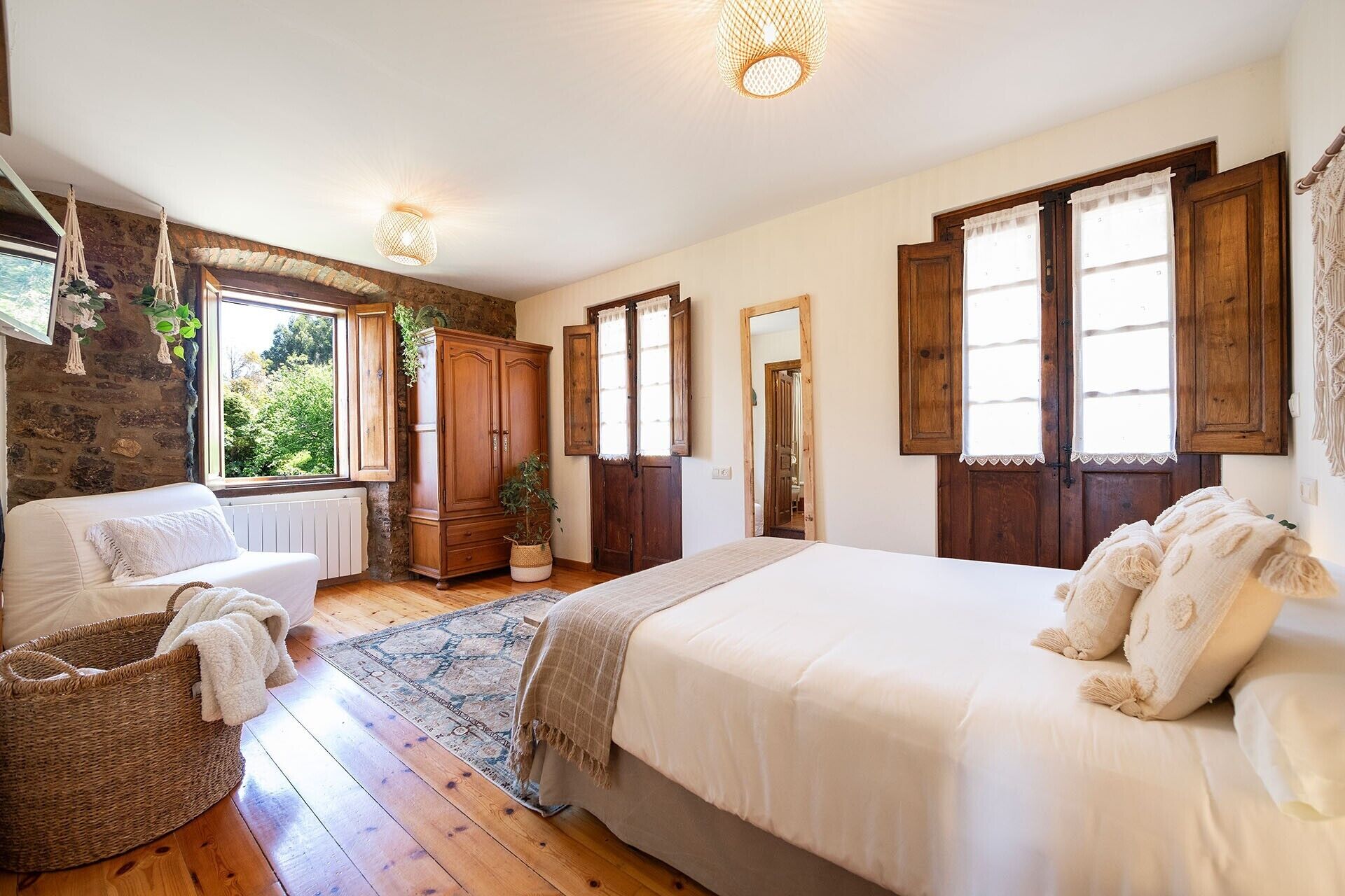 Iron/ironing board, WiFi, bed sheets