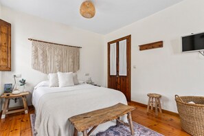 Tabla de planchar con plancha, wifi y ropa de cama 