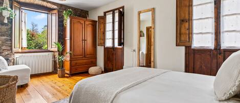 Iron/ironing board, WiFi, bed sheets