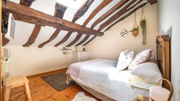 Tabla de planchar con plancha, wifi y ropa de cama