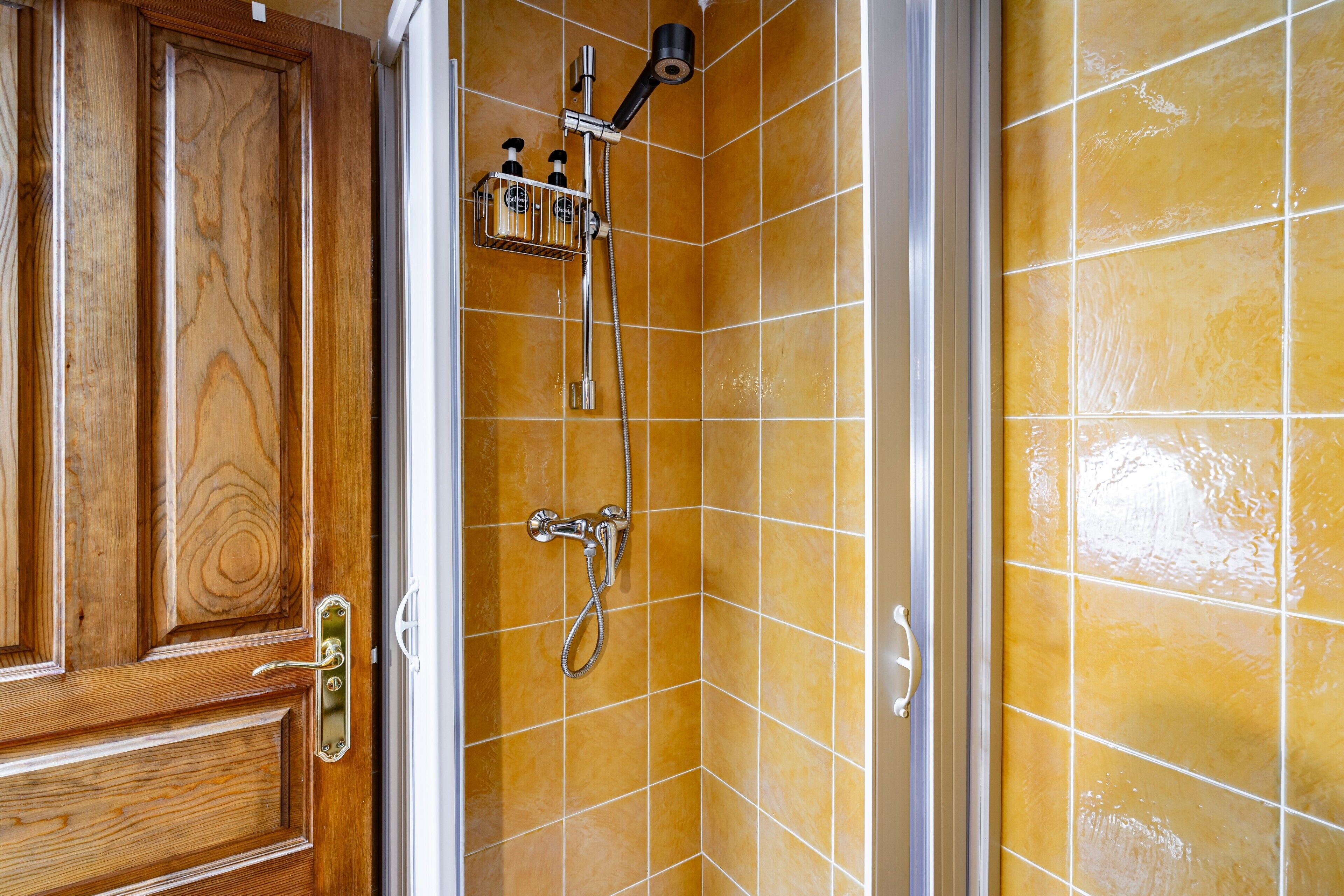 Een douche, een haardroger, handdoeken