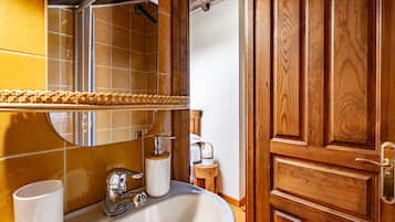 Bruser, hårtørrer, håndklæder