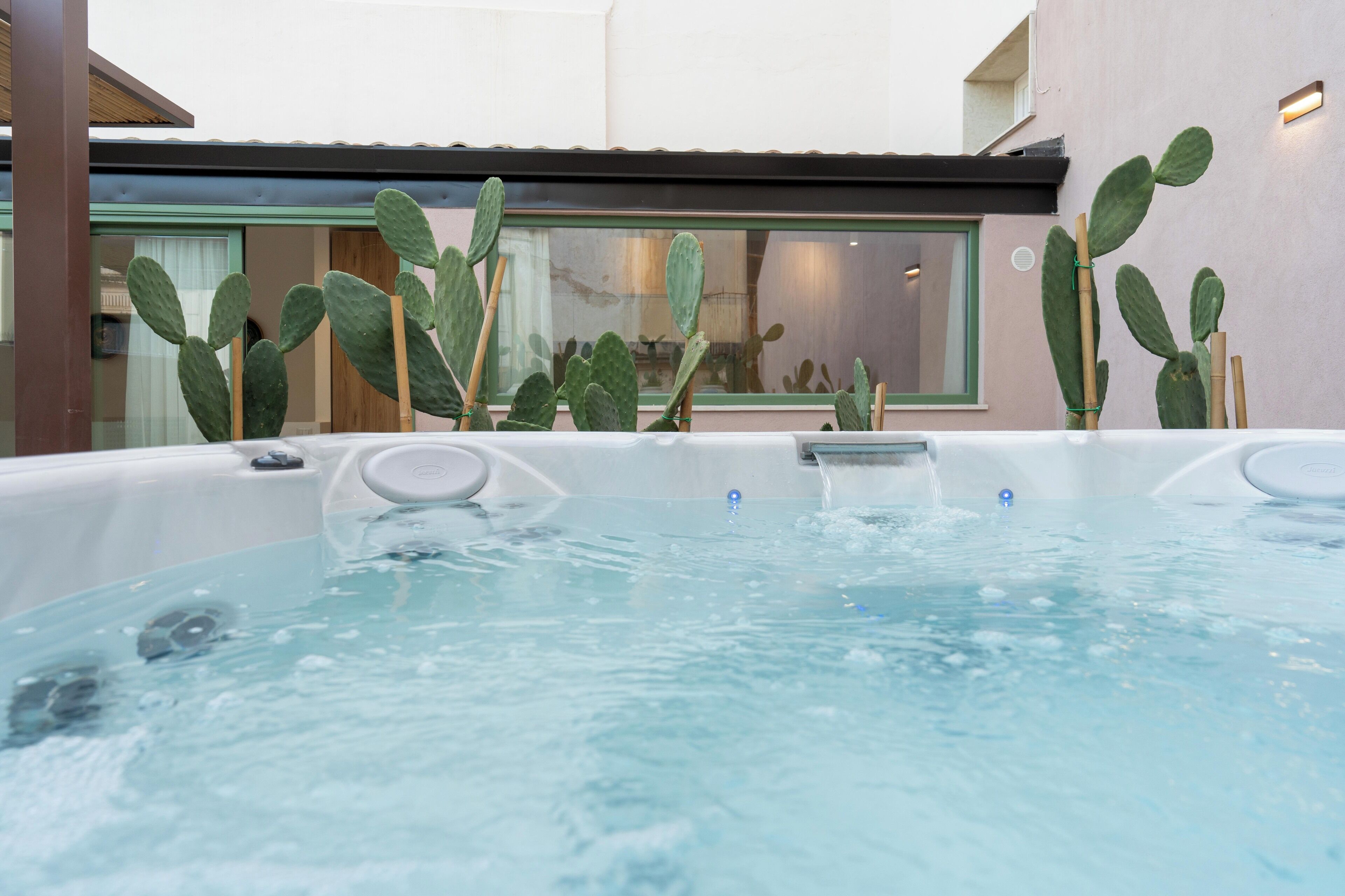 Tina de hidromasaje al aire libre