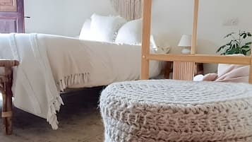 Tabla de planchar con plancha, wifi y ropa de cama