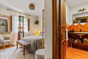 Iron/ironing board, WiFi, bed sheets