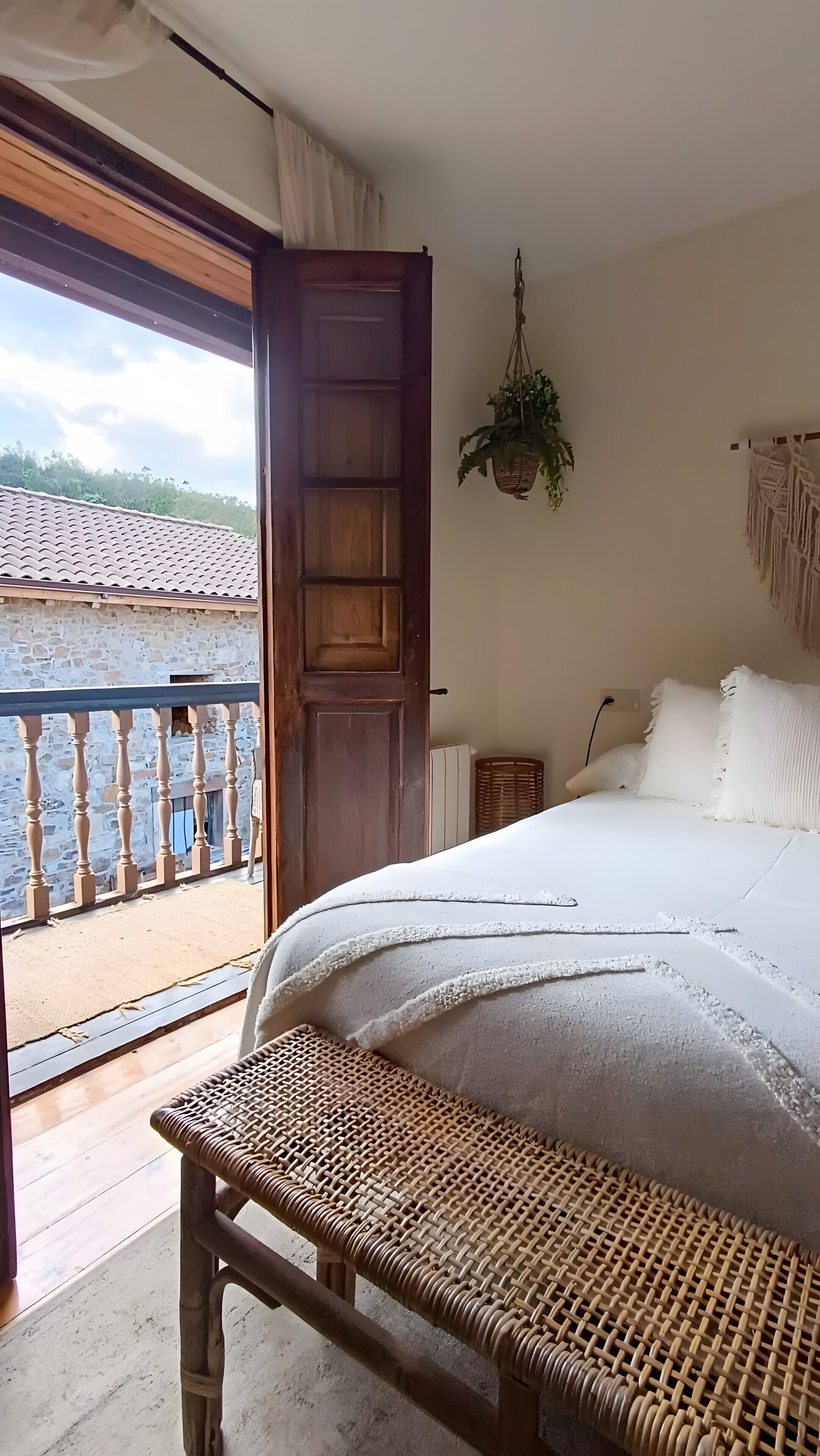 Tabla de planchar con plancha, wifi, ropa de cama