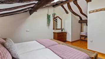 Tabla de planchar con plancha, wifi y ropa de cama