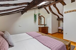 Een strijkplank/strijkijzer, wifi, beddengoed