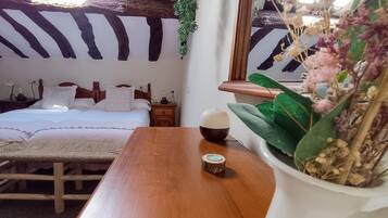 Tabla de planchar con plancha, wifi, ropa de cama