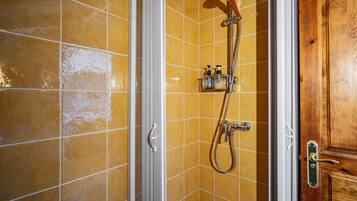 Regadera, secadora de cabello, toallas