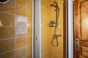 Een douche, een haardroger, handdoeken