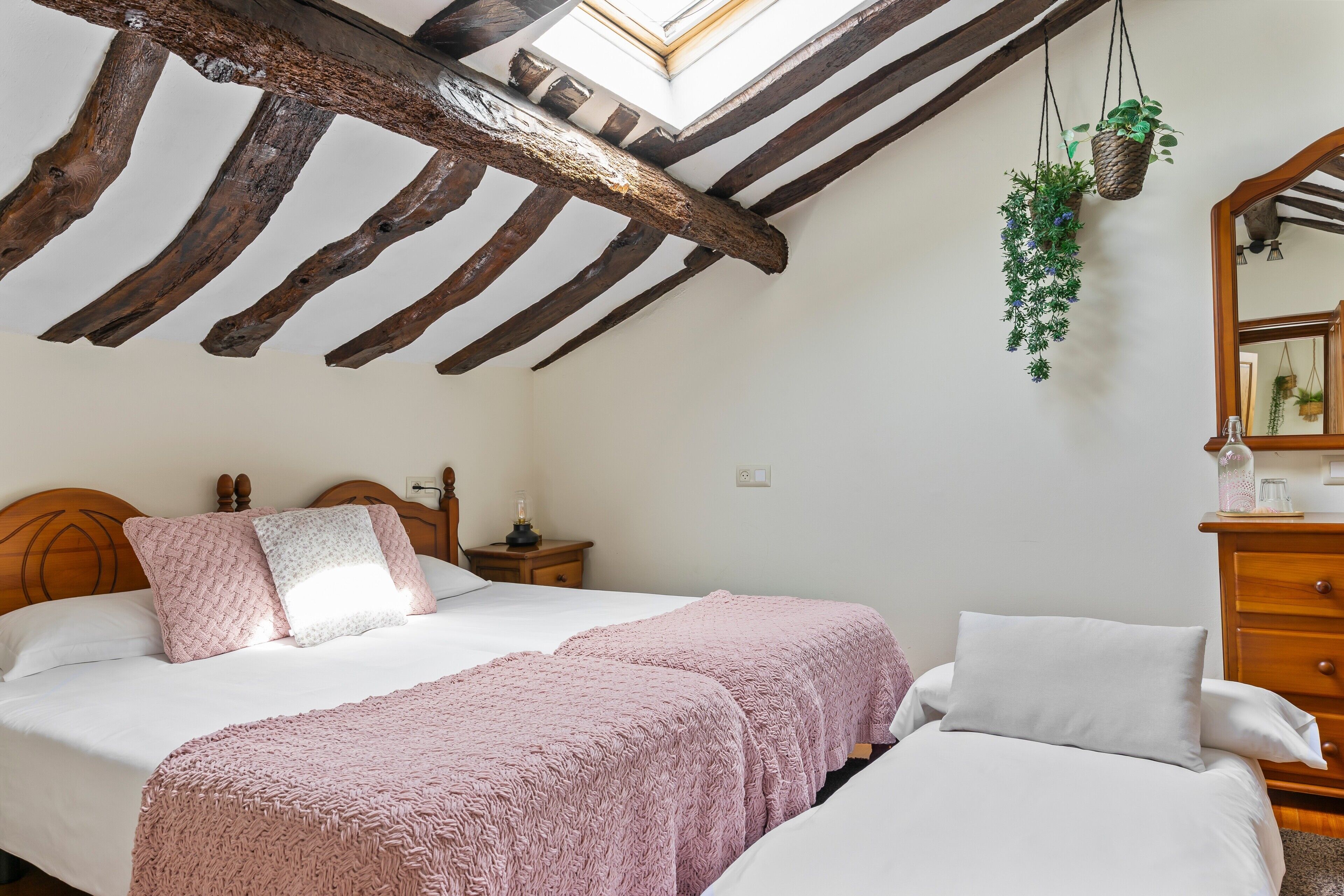 Tabla de planchar con plancha, wifi y ropa de cama 