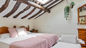 Tabla de planchar con plancha, wifi y ropa de cama