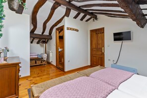 Een strijkplank/strijkijzer, wifi, beddengoed