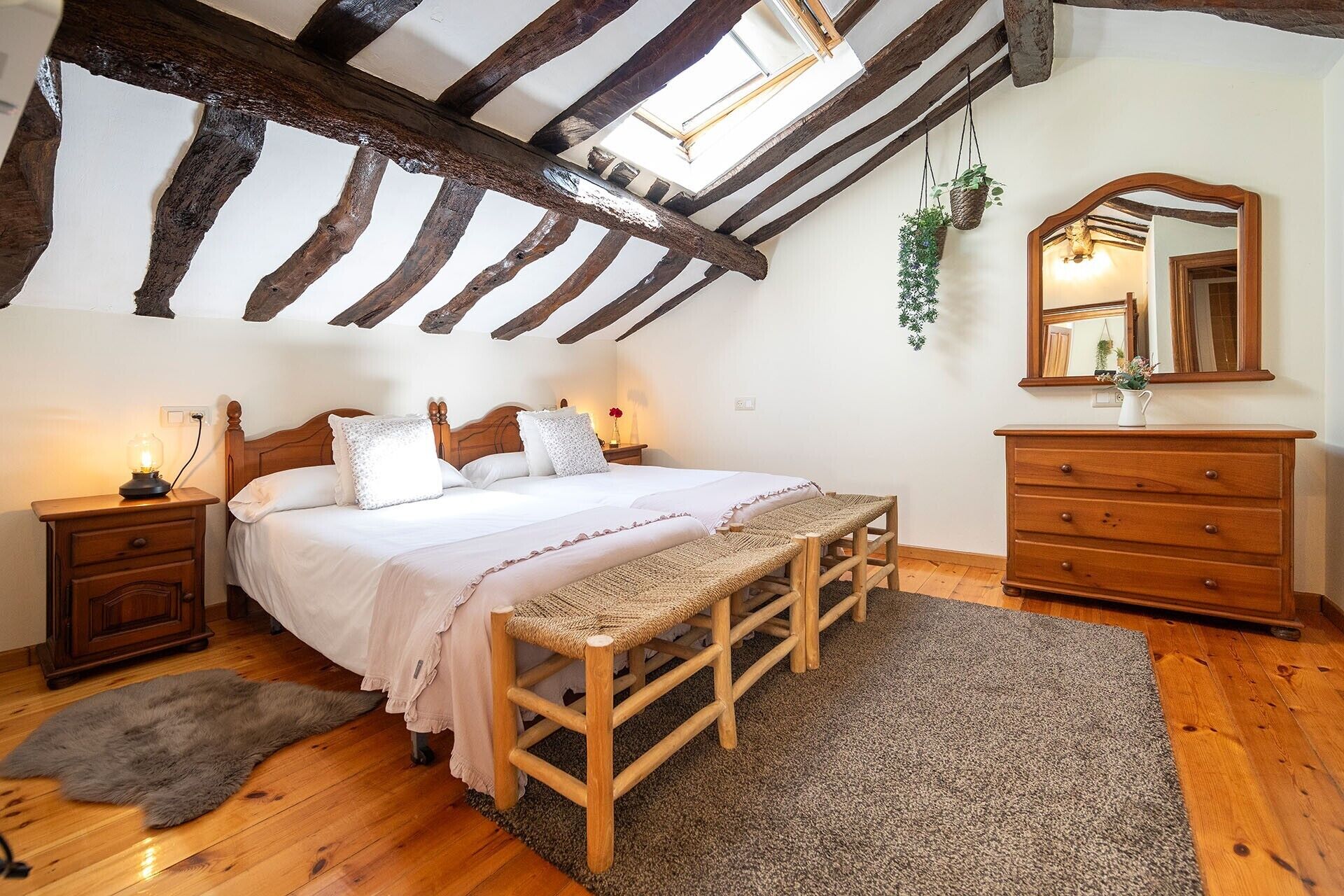 Tabla de planchar con plancha, wifi, ropa de cama