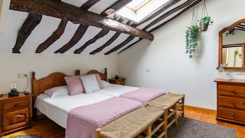 Tabla de planchar con plancha, wifi y ropa de cama