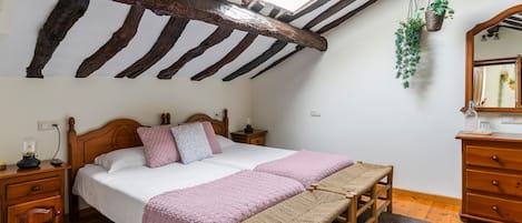 Tabla de planchar con plancha, wifi y ropa de cama