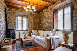 TV - Casa Rural Selmo in the Heart of Asturias (Zancornio)