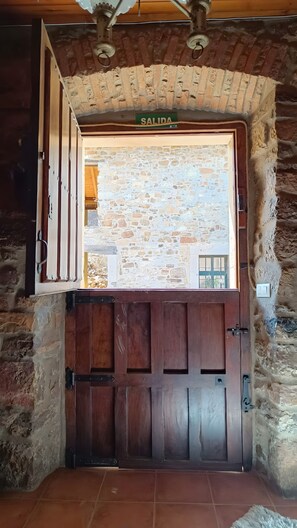 المنشأة من الداخل