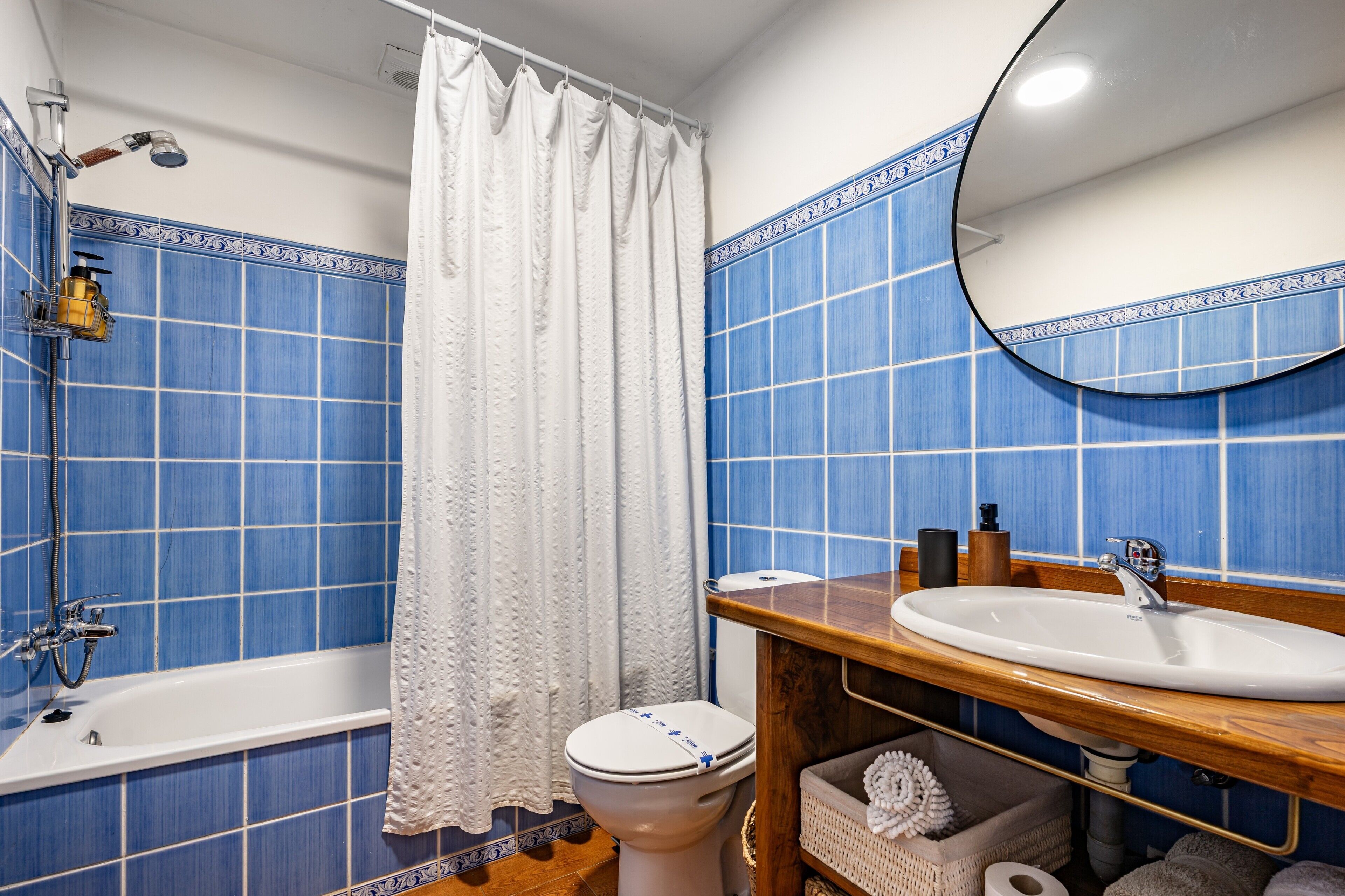 Een douche, een haardroger, handdoeken