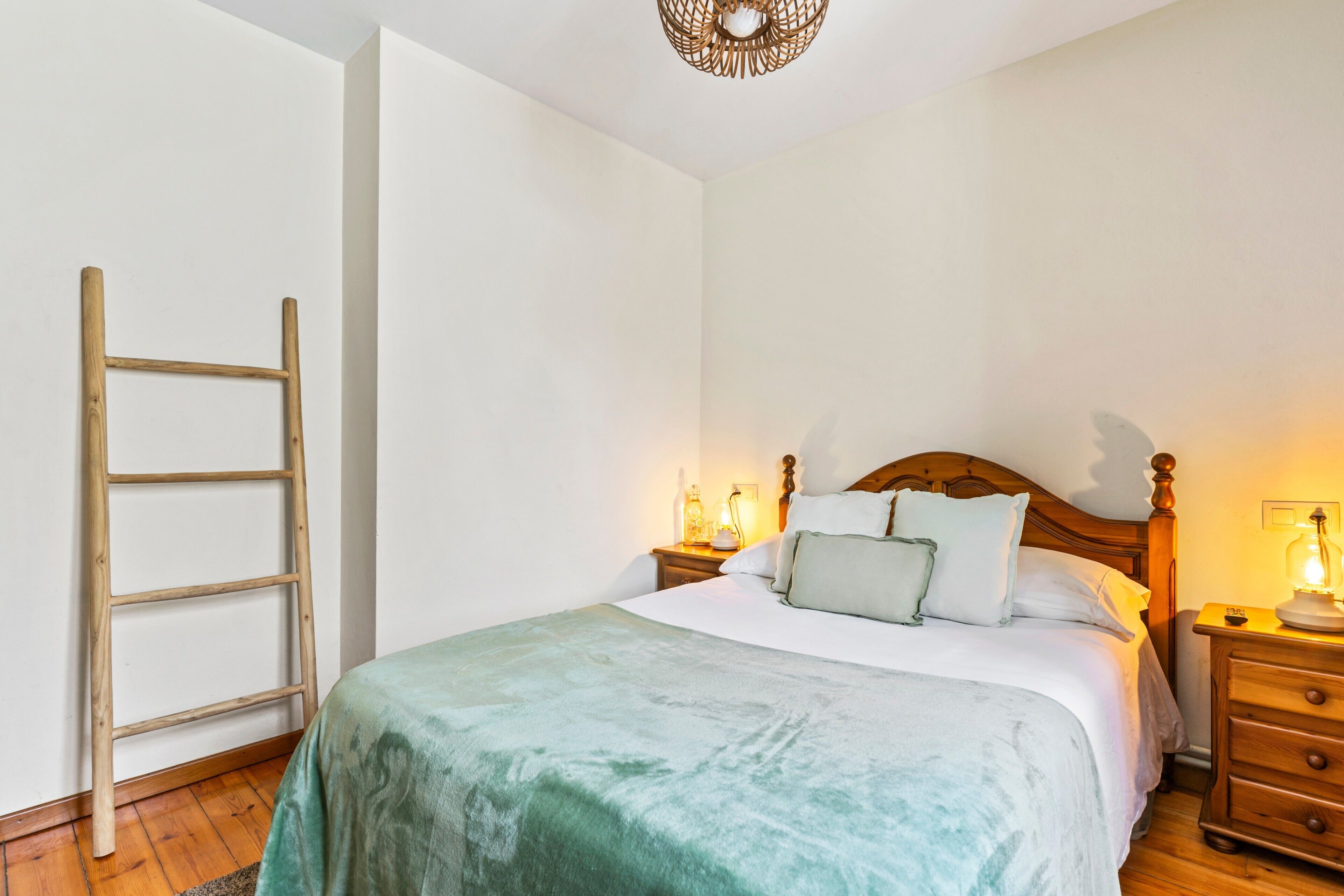 Tabla de planchar con plancha, wifi y ropa de cama 