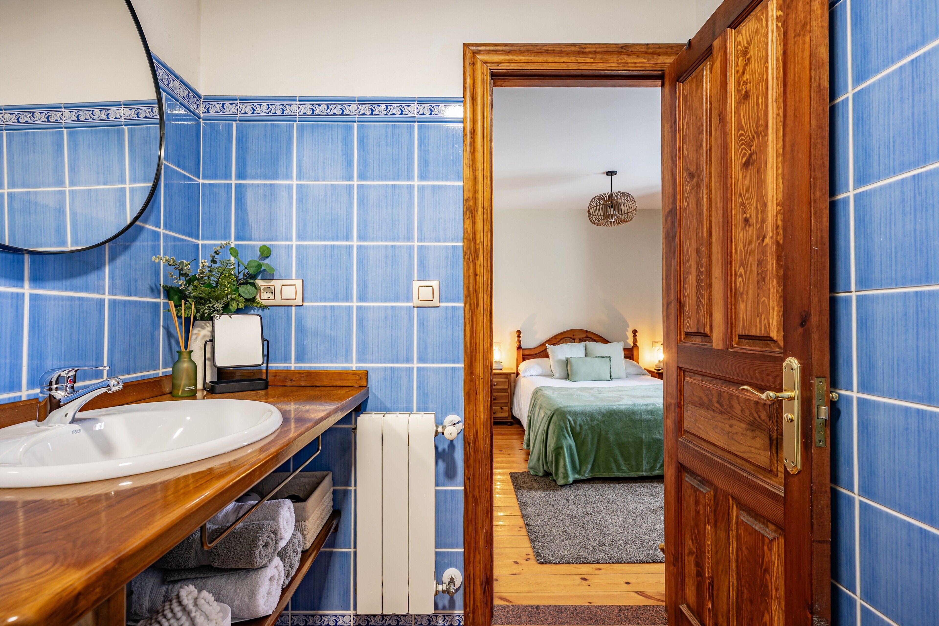 Douche, sèche-cheveux, serviettes fournies