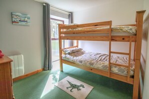 Silitysrauta/-lauta, ilmainen Wi-Fi, vuodevaatteet