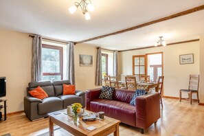 TV, fireplace - 3 Bed in Woodford (oc-f33368) (Woodford)