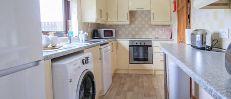 Fogão, lava-louças, cadeirão de bebê