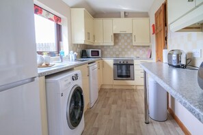 فرن، غسالة أطباق، كرسي للأطفال، مستلزمات طهي/أطباق/أوعية