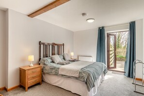 Iron/ironing board, travel cot, free WiFi, bed sheets - 3 Bed in Woodford (oc-f33368) (Woodford)