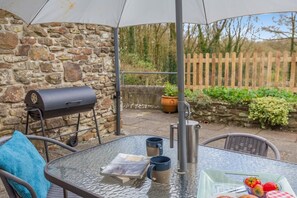 Outdoor dining - 2 Bed in Woodford (oc-b33369) (Woodford)