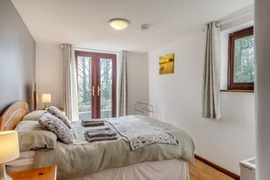 Iron/ironing board, free WiFi, bed sheets - 2 Bed in Woodford (oc-b33369) (Woodford)