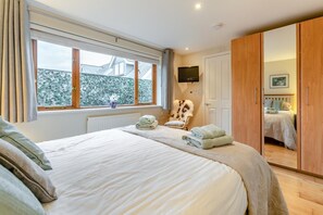 Iron/ironing board, free WiFi, bed sheets - 1 Bed in Fowey (oc-p33360) (Fowey)