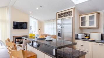 Oven, dishwasher, cookware/dishes/utensils