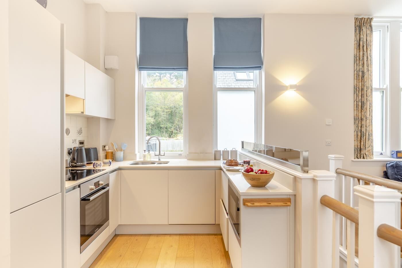 Fogão, lava-louças, talheres/pratos/utensílios de cozinha