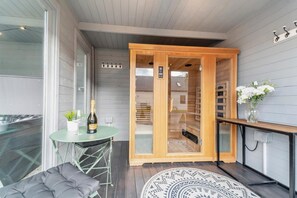 Sauna - 5 Bed in Galston (oc-s33451) (Galston)